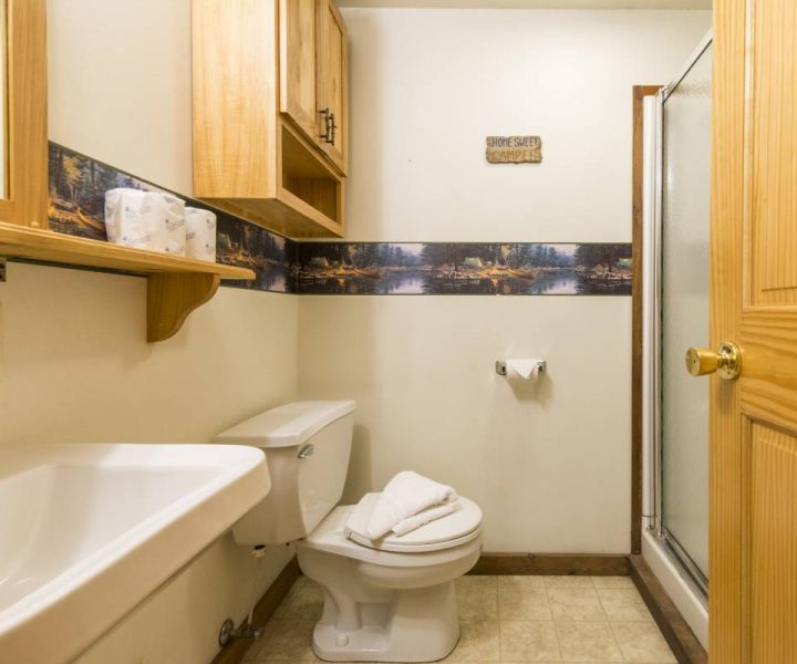 Jellystone Warrens Cabin Bathroom